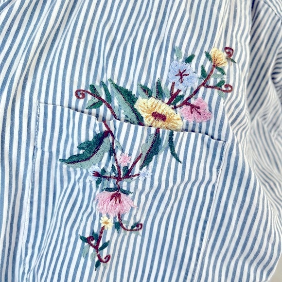 Vintage Button front Striped top with shoulder pads and embroidery detail flower - Picture 8 of 11